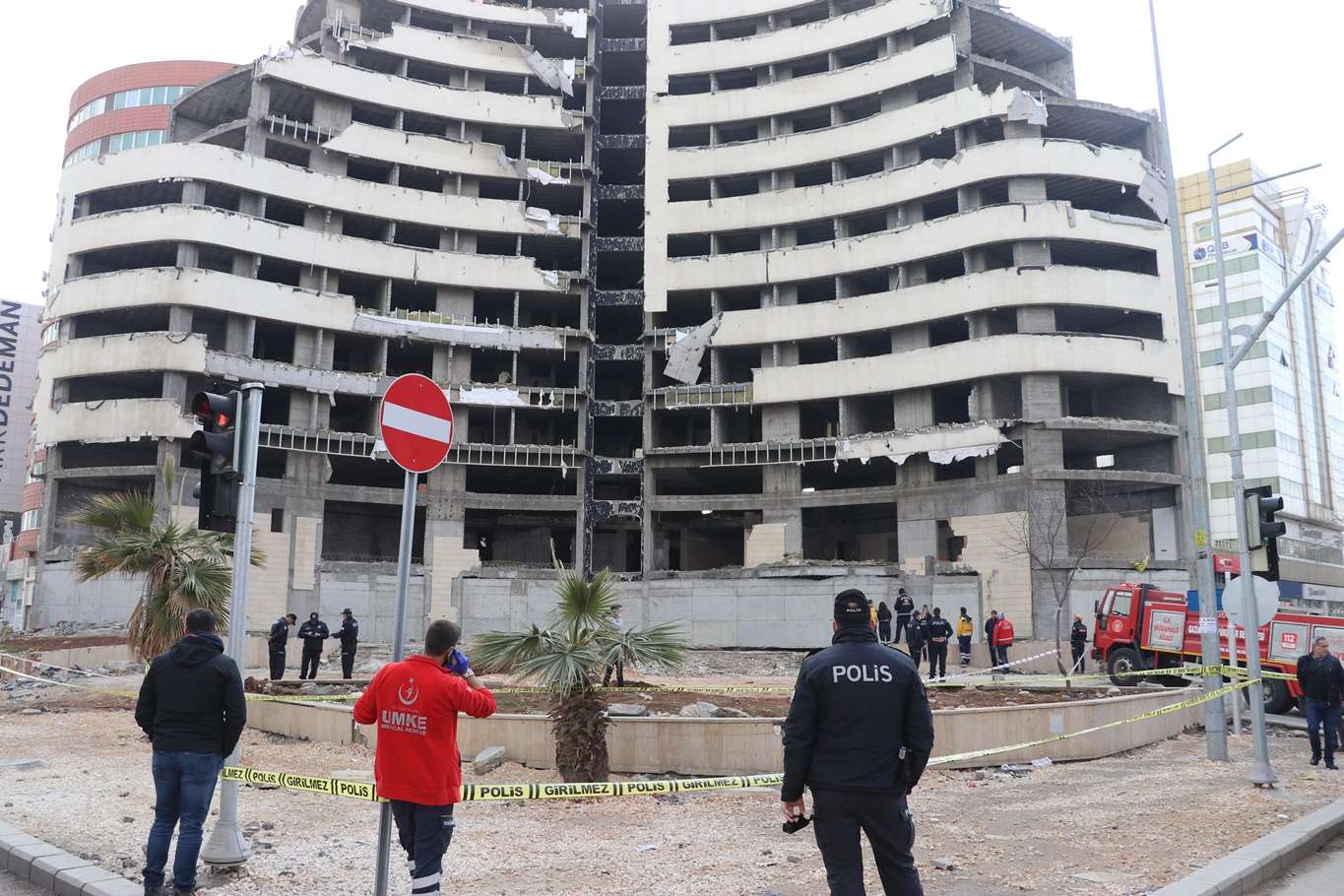 Gaziantep'te atıl durumdaki otelin zemini çöktü Gaziantep'te atıl durumdaki otelin zemini çöktü